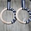 IRONLIFE gymnastické kruhy SCHMIDT Gym Wood Ring - Set (dřevo), červený popruh